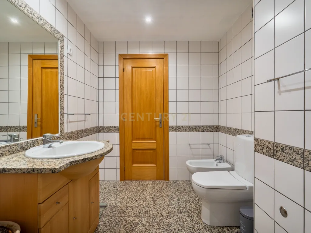 Excelente T3 em Lagoa | Localização Privilegiada perto de Tudo - Image 31