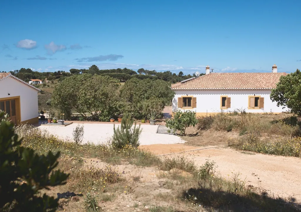Acorde com vistas deslumbrantes sobre o oceano no seu rancho exclusivo de 8,4 hectares no Algarve, em Aljezur! Inclui uma casa principal ecoeficiente com certificação energética A, perto de praias de surf lendárias. Este é o seu refúgio costeiro definitivo — agarre esta oportunidade rara e agende hoje mesmo a sua visita! - Image 62