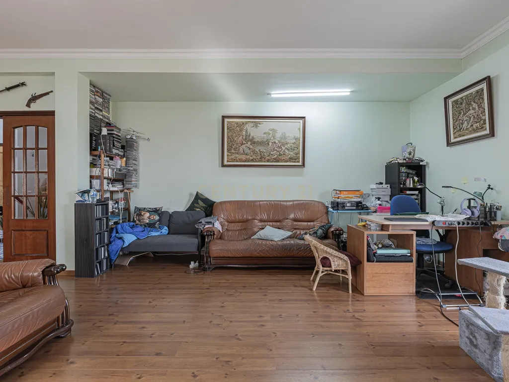 Moradia T4 com 3 Pisos + Sótão e Garagem — Famões - Image 7