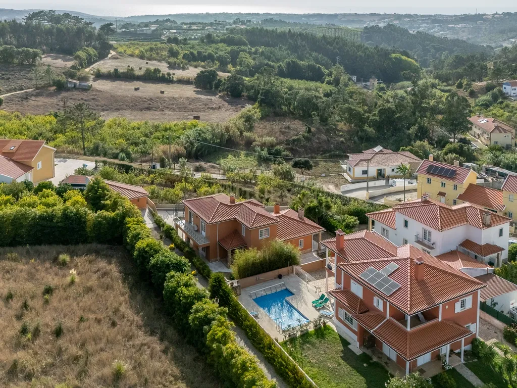 Elegante Moradia T4 com Piscina e Jardim em Mafra: Um Equilíbrio Perfeito entre Campo e Praia - Image 3