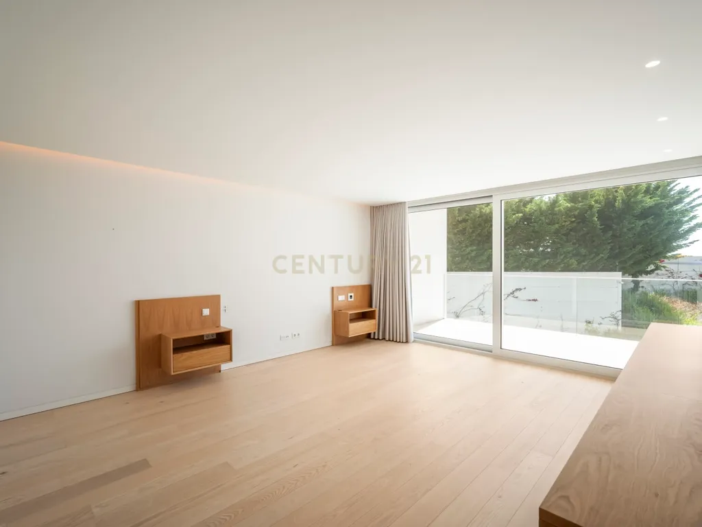 Apartamento T4 com Vista Mar em Condomínio Privado – Monte Estoril - Image 15