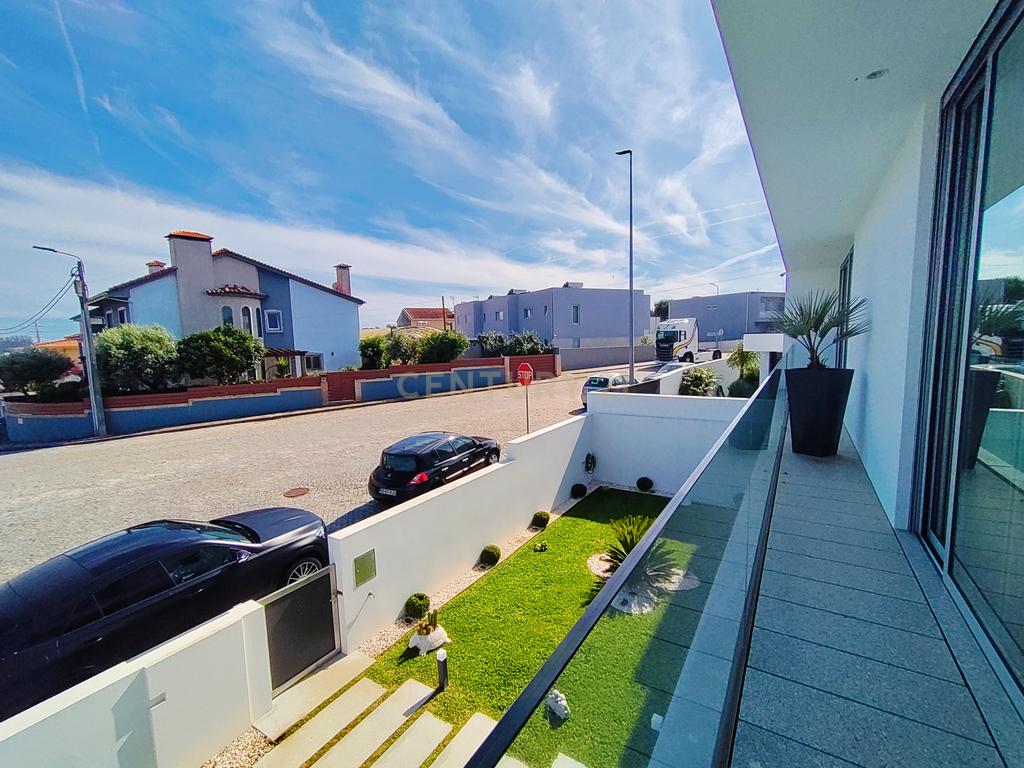Moradia T4 Moderna com Piscina e Jardim – Touguinha - Image 57