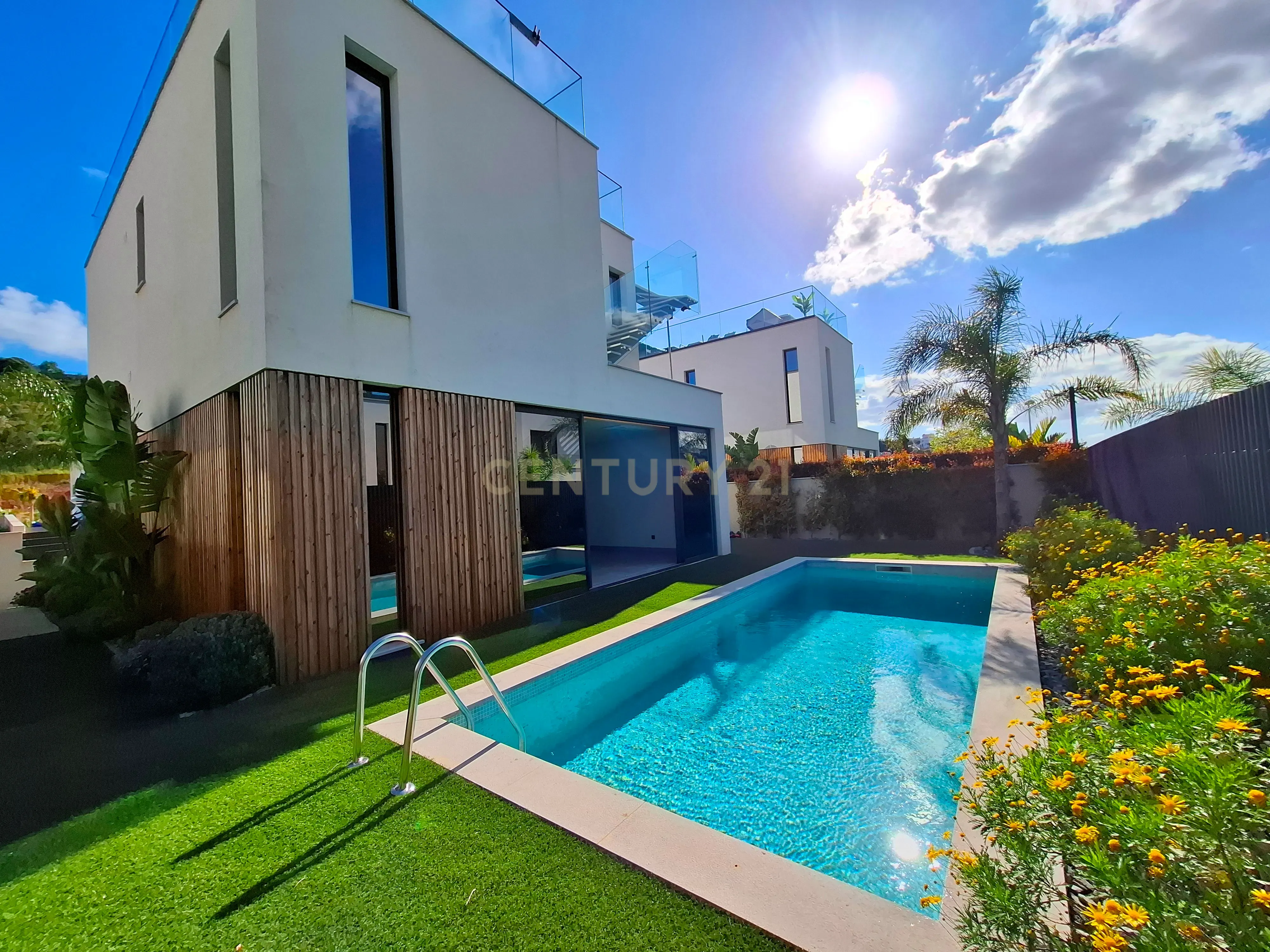 "Moradia Isolada Nova na Marina de Albufeira — Qualidade de Vida com Conforto Moderno" - Image 1