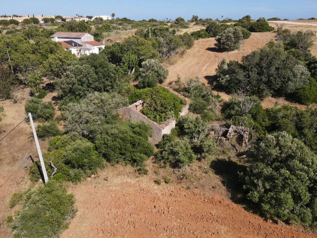 Terreno Exclusivo com Ruína para Reconstrução entre a Praia da Luz e Burgau - Image 2