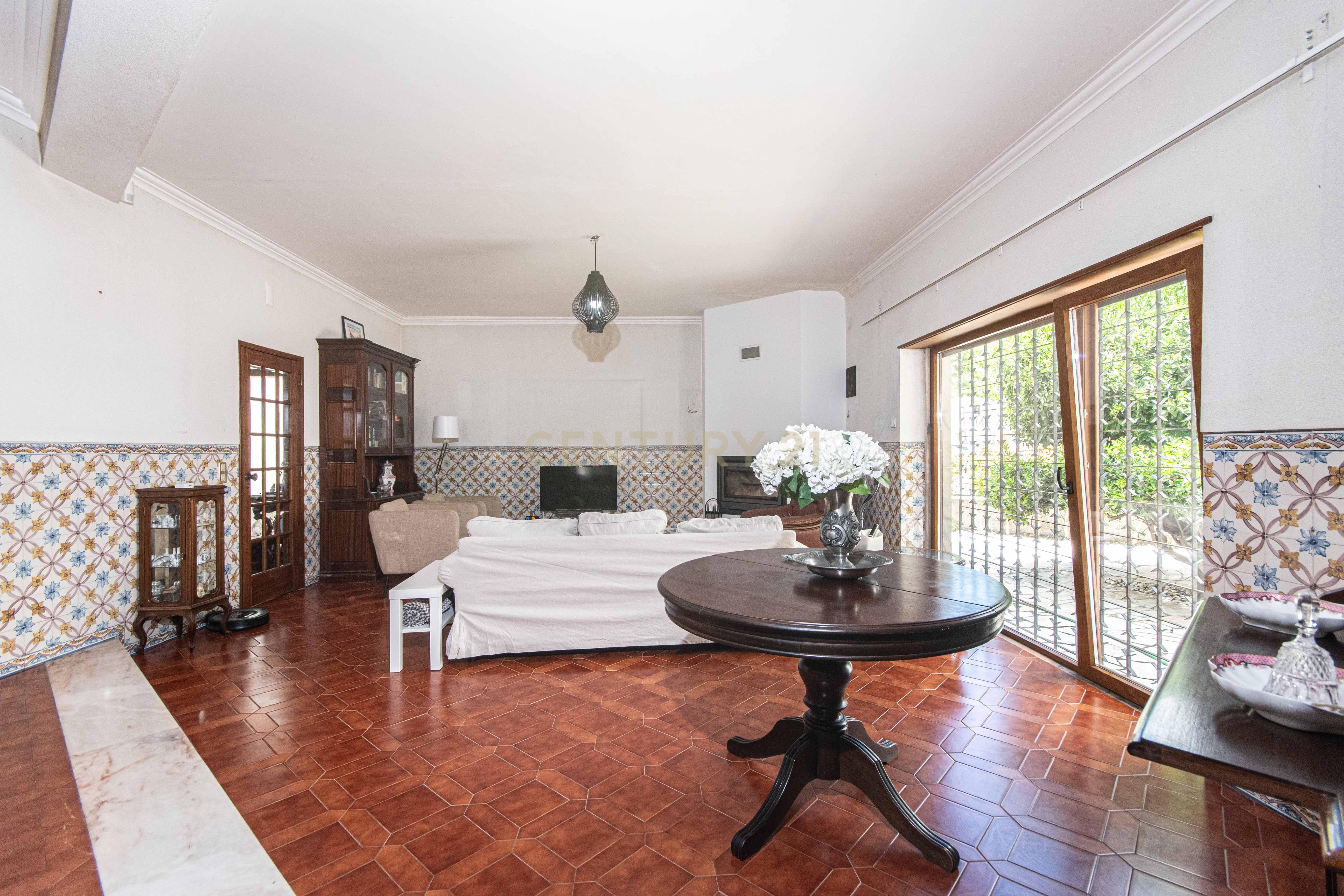 Moradia T6 no centro do Montijo com jardim e garagem - Image 23