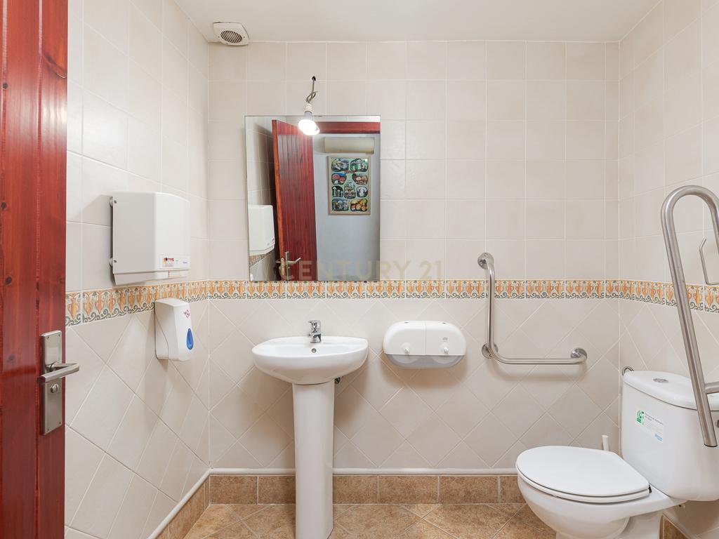Hotel Moderno em Aragón com 25 Quartos e Vista Panorâmica - Image 9