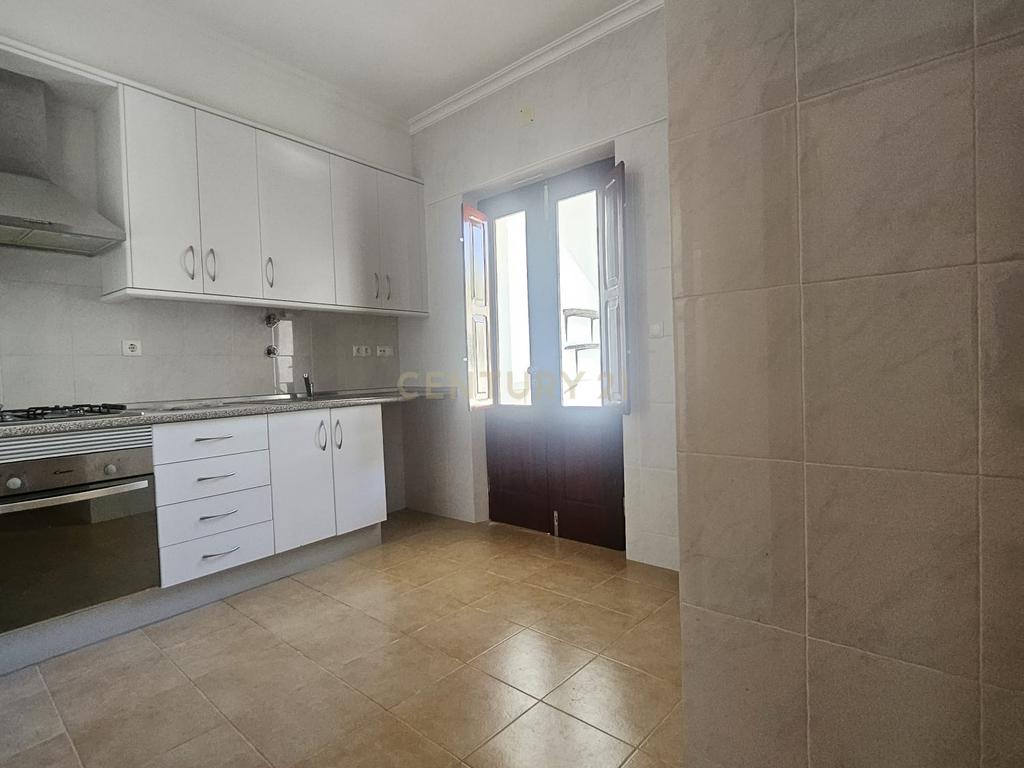 Moradia Bifamiliar T4 com Quintal e Garagem no Bairro das Nogueiras, Évora - Image 28