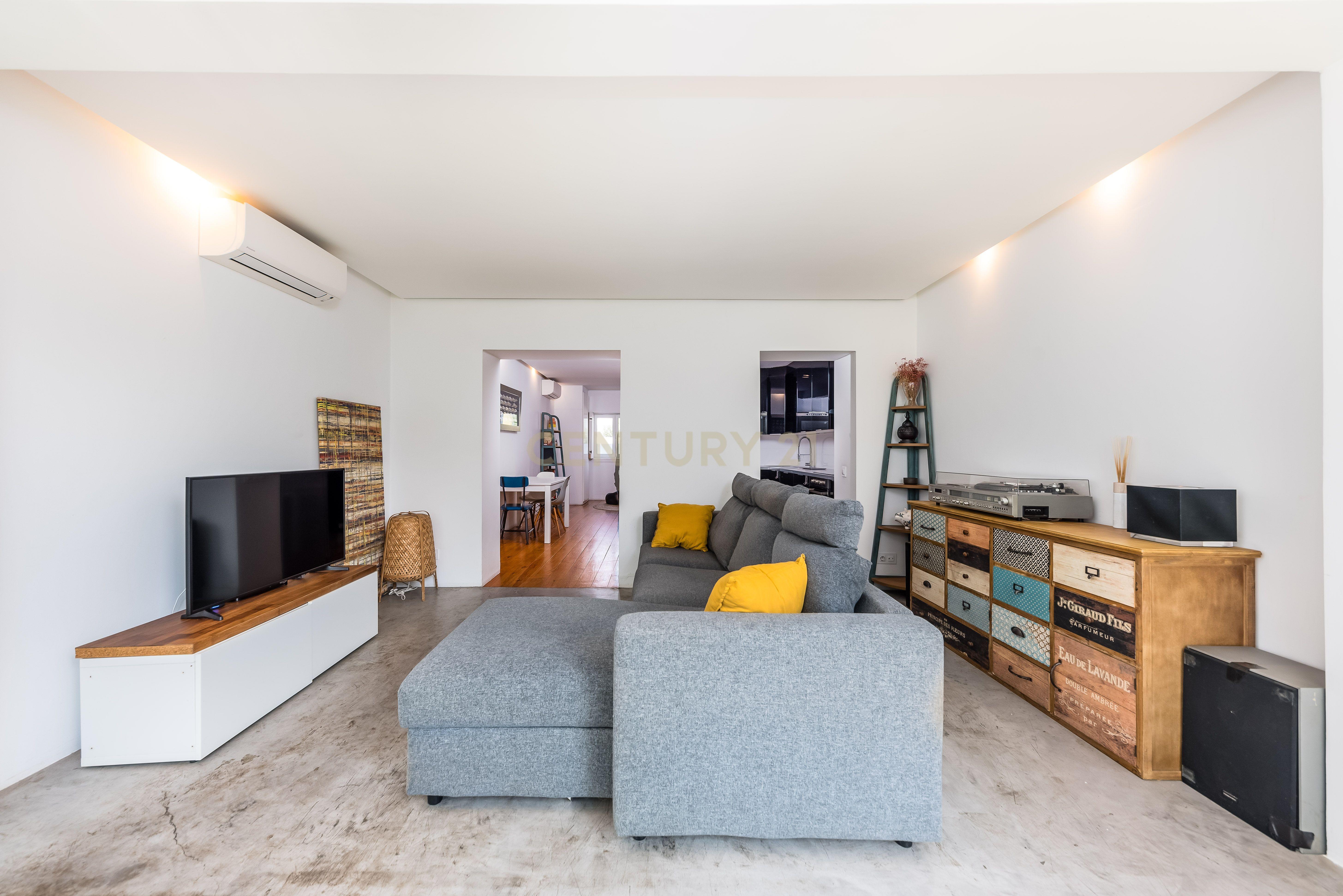 Fotografia 5 de Moradia T2 Renovada com Jardim, Cave e Terraço | Viva o melhor de Belém em 3 pisos.