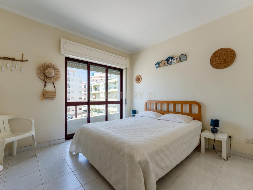 Apartamento T1 em Quarteira com Vista Mar e Perto da Praia - Image 3