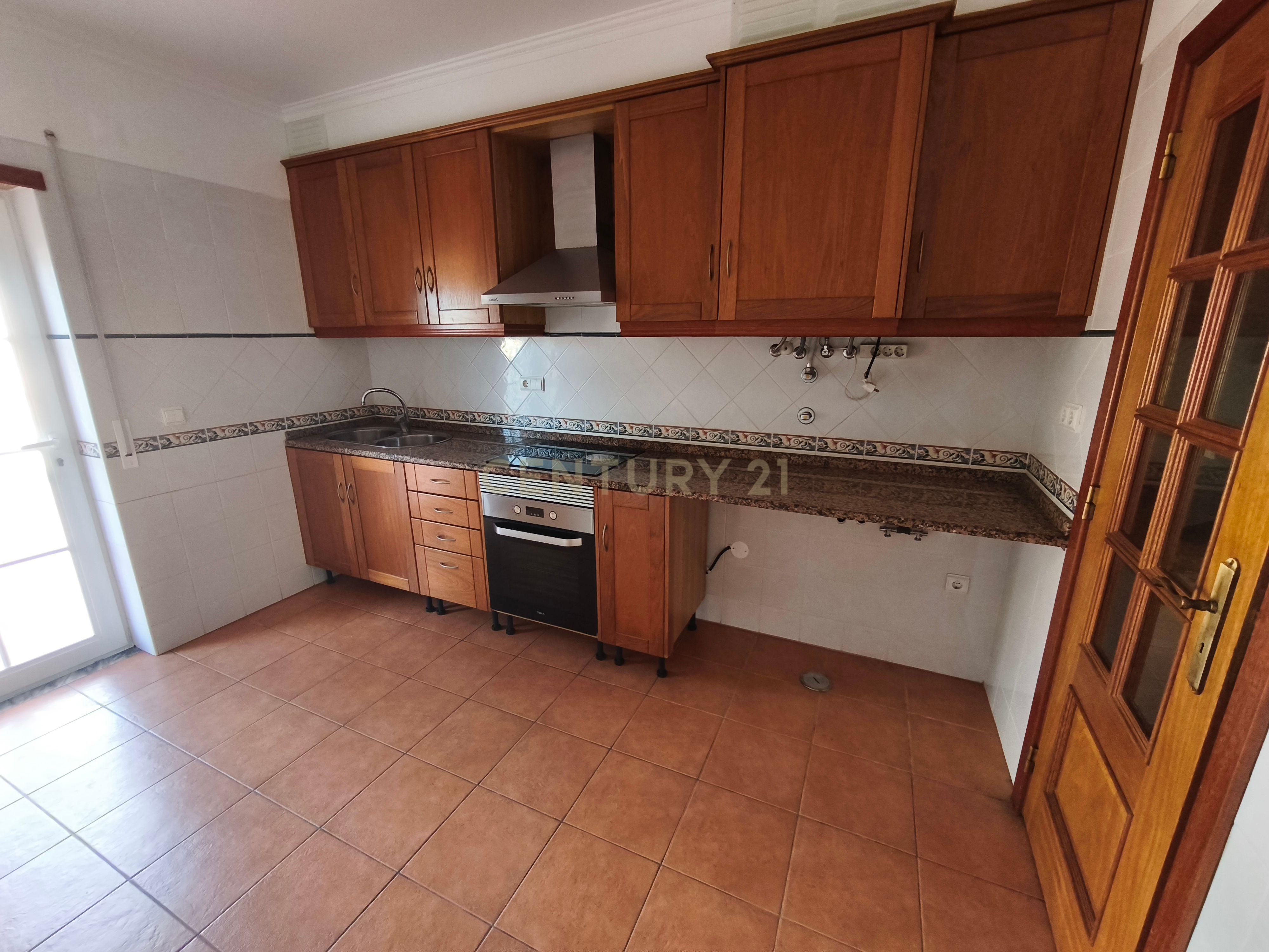 Fotografia 4 de Apartamento T3 para arrendar com terraço de 200m² e garagem para dois carros — Lourinhã