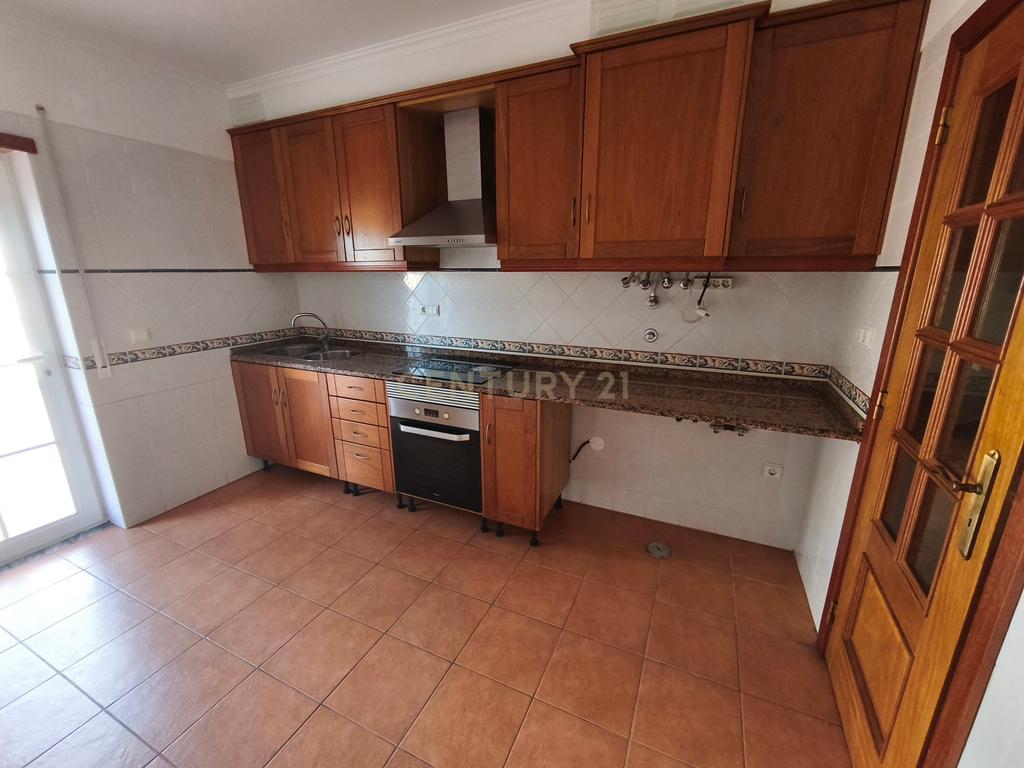 Apartamento T3 para arrendar com terraço de 200m² e garagem para dois carros — Lourinhã - Image 4