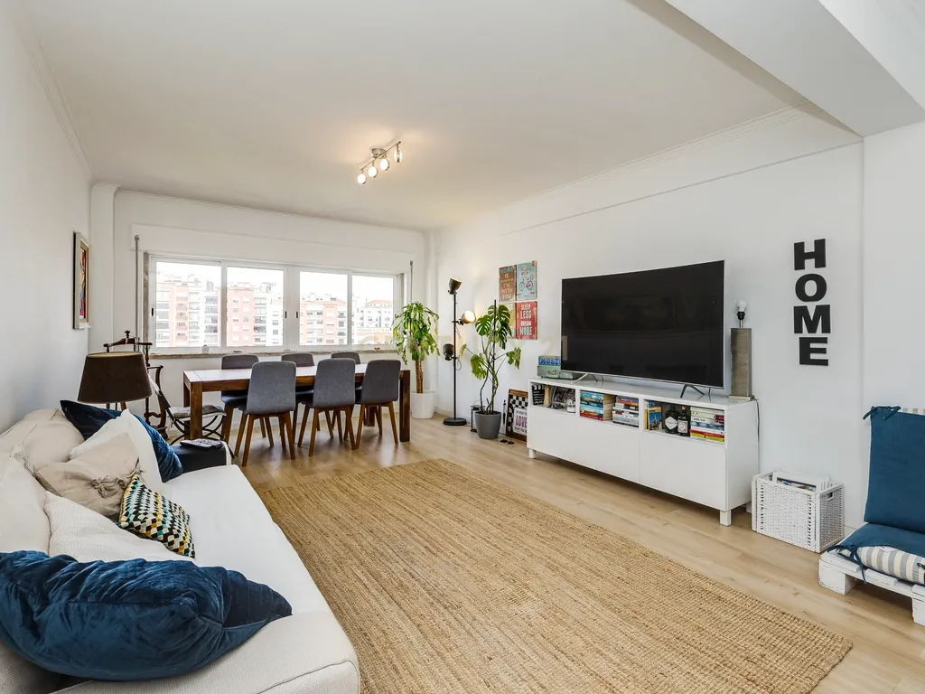 Apartamento T3 Remodelado em Massamá (Rua Miguel Torga) - Image 3