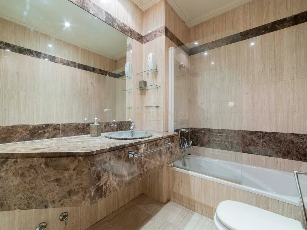 Luxuoso Apartamento T5 com Vista Panorâmica em Madrid - Image 16