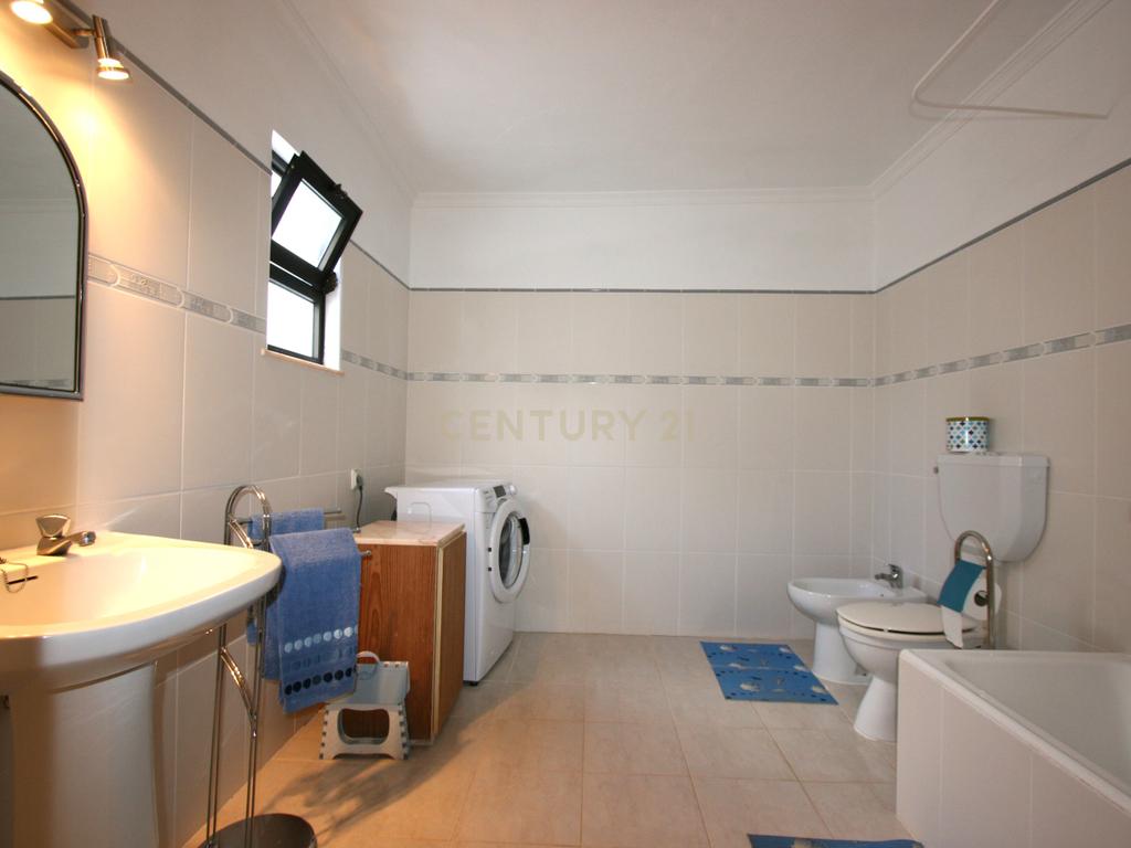 Propriedade de estilo tradicional T3+1, anexo e lote de 8080 m2 em Portela, São Bartolomeu de Messines - Image 16