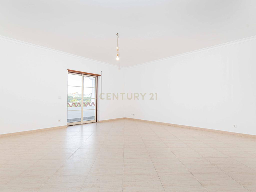 Espaçoso Apartamento T2 Póvoa da Galega com Terraço e Vista Desafogada - Image 8