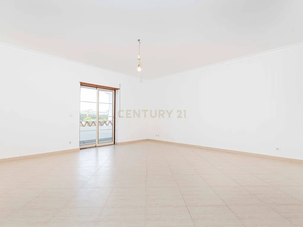 Espaçoso Apartamento T2 Póvoa da Galega com Terraço e Vista Desafogada - Image 8