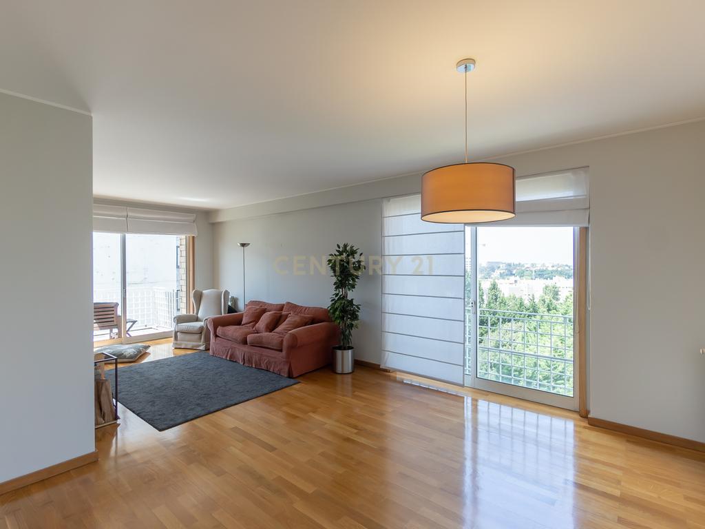 Apartamento T2 para Arrendamento em Lordelo do Ouro, Porto - Image 1