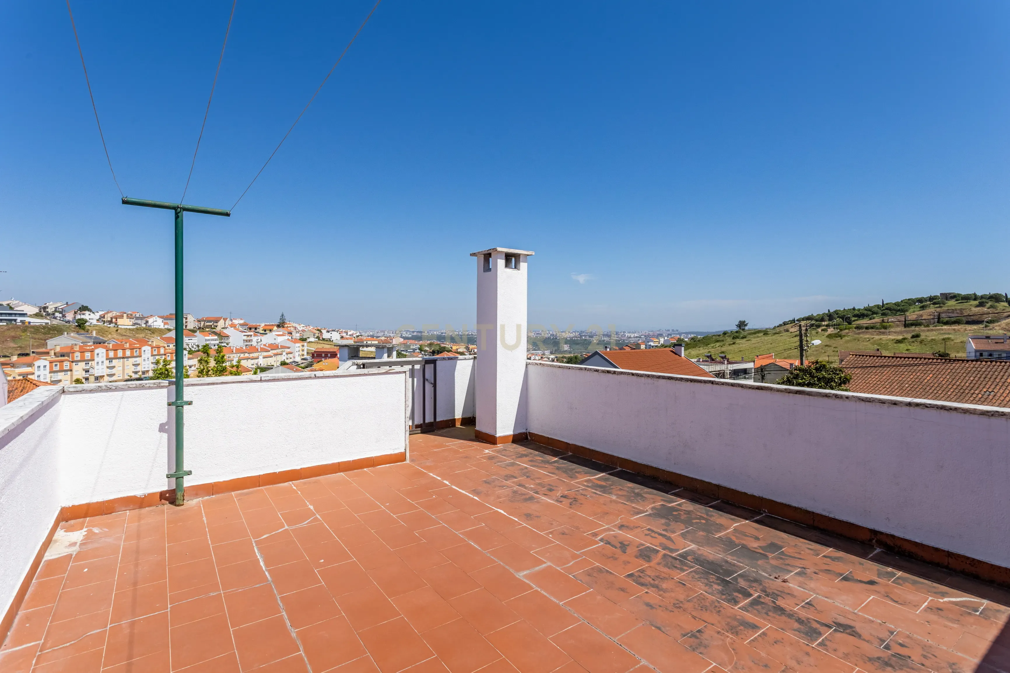 Moradia T5 isolada, inserida num lote de terreno de 750m2 em Casal de Cambra - Image 38