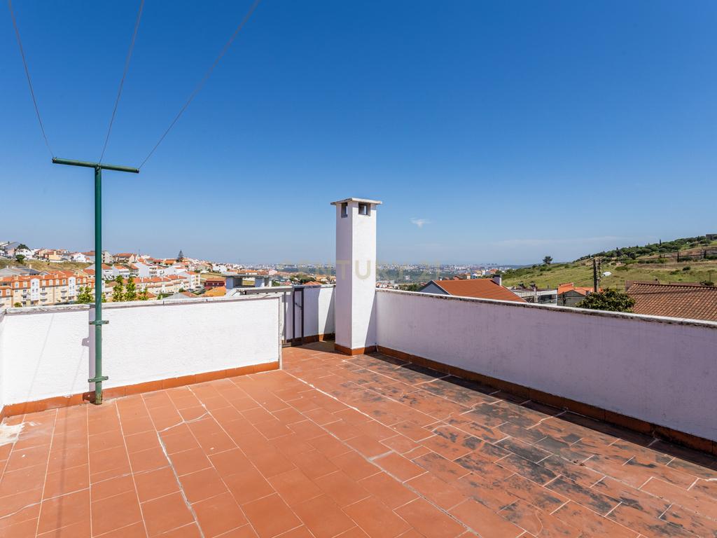 Moradia T5 isolada, inserida num lote de terreno de 750m2 em Casal de Cambra - Image 38