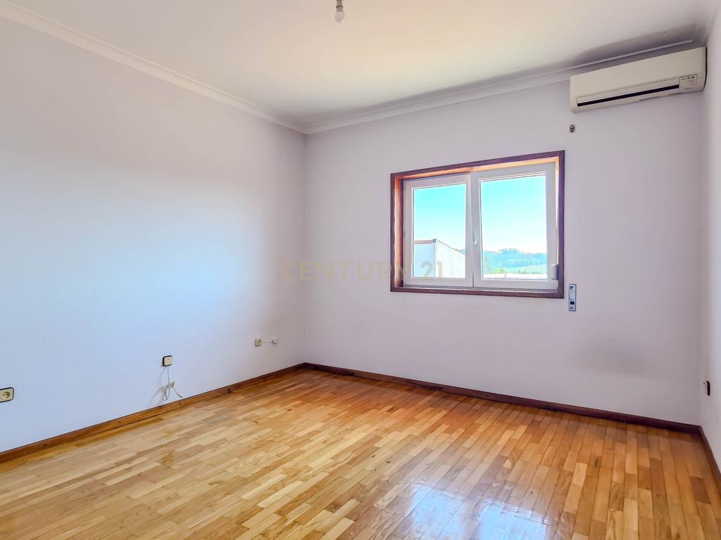 Moradia T4+1, 3 frentes, terraço, garagem - Trofa, Porto - Image 24