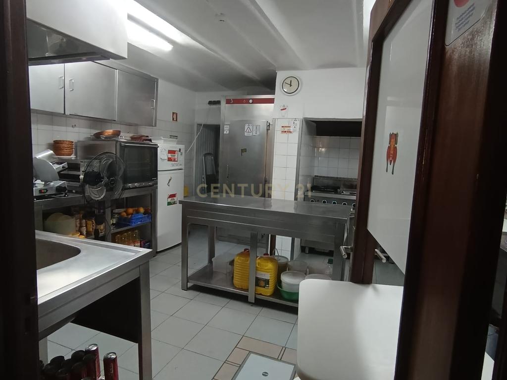 Prédio à Venda – Comércio e Habitação T4 no Centro de Santiago do Escoural - Image 30