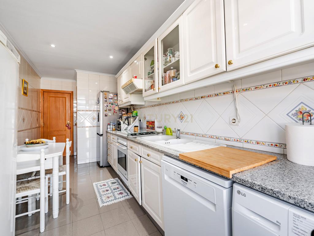 Apartamento T3 com Vista desafogada e parqueamento, no Feijó - Almada - Image 15