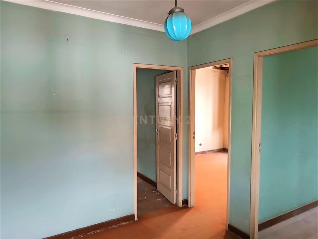 Moradia bifamiliar com cinco quartos, terreno e água para reconstrução no coração da Cidade da Maia, em Gueifaes - Image 22