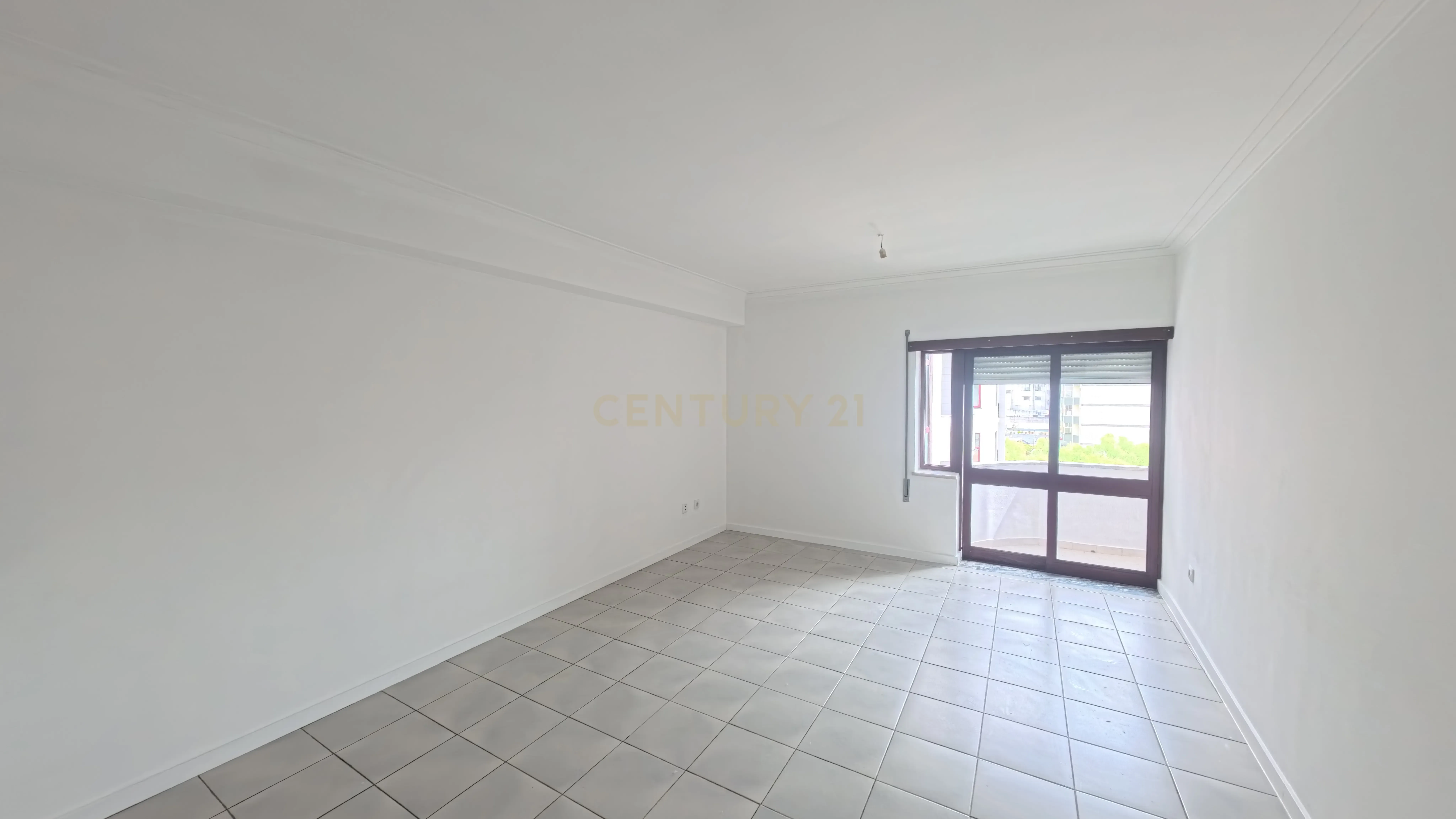 Fotografia 3 de T2 com Potencial Único no centro de Viseu - Habitação Própria + Sótão Preparado para Ampliação