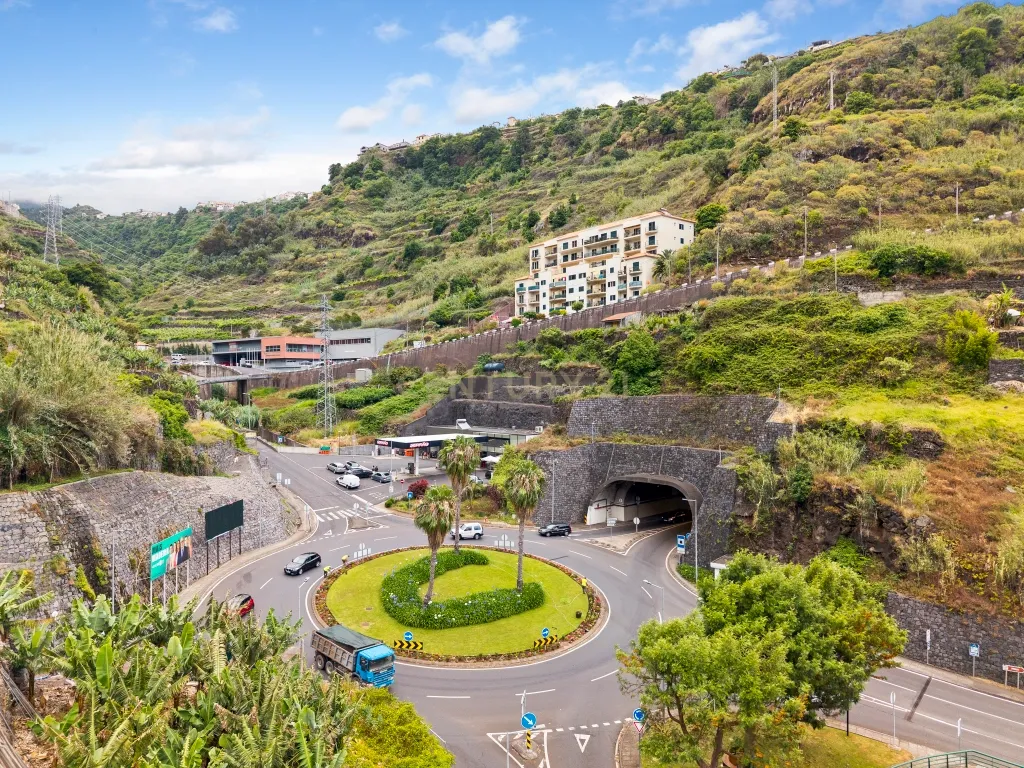 Venda de Espaço Comercial - Grande Potencial de Investimento no Centro da Calheta - Image 4