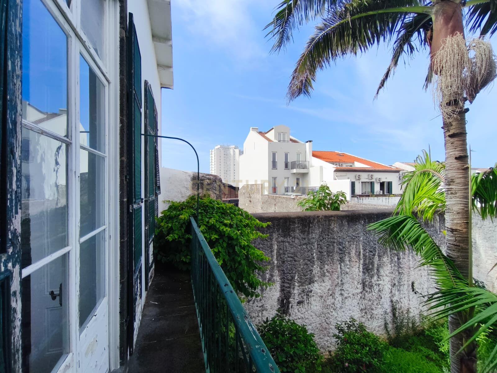 Fotografia 12 de Residência Histórica de 8 Quartos no Centro de Ponta Delgada | Jardins | Garagem para 4 Carros - S.Miguel