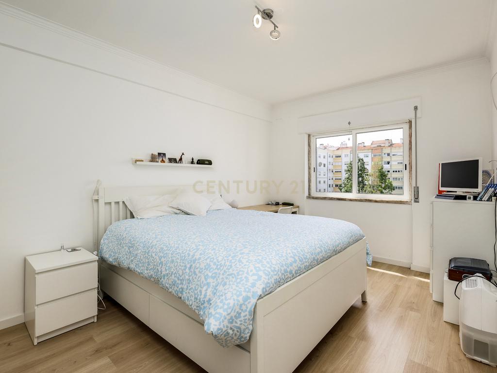 Apartamento T3 Remodelado em Massamá (Rua Miguel Torga) - Image 19