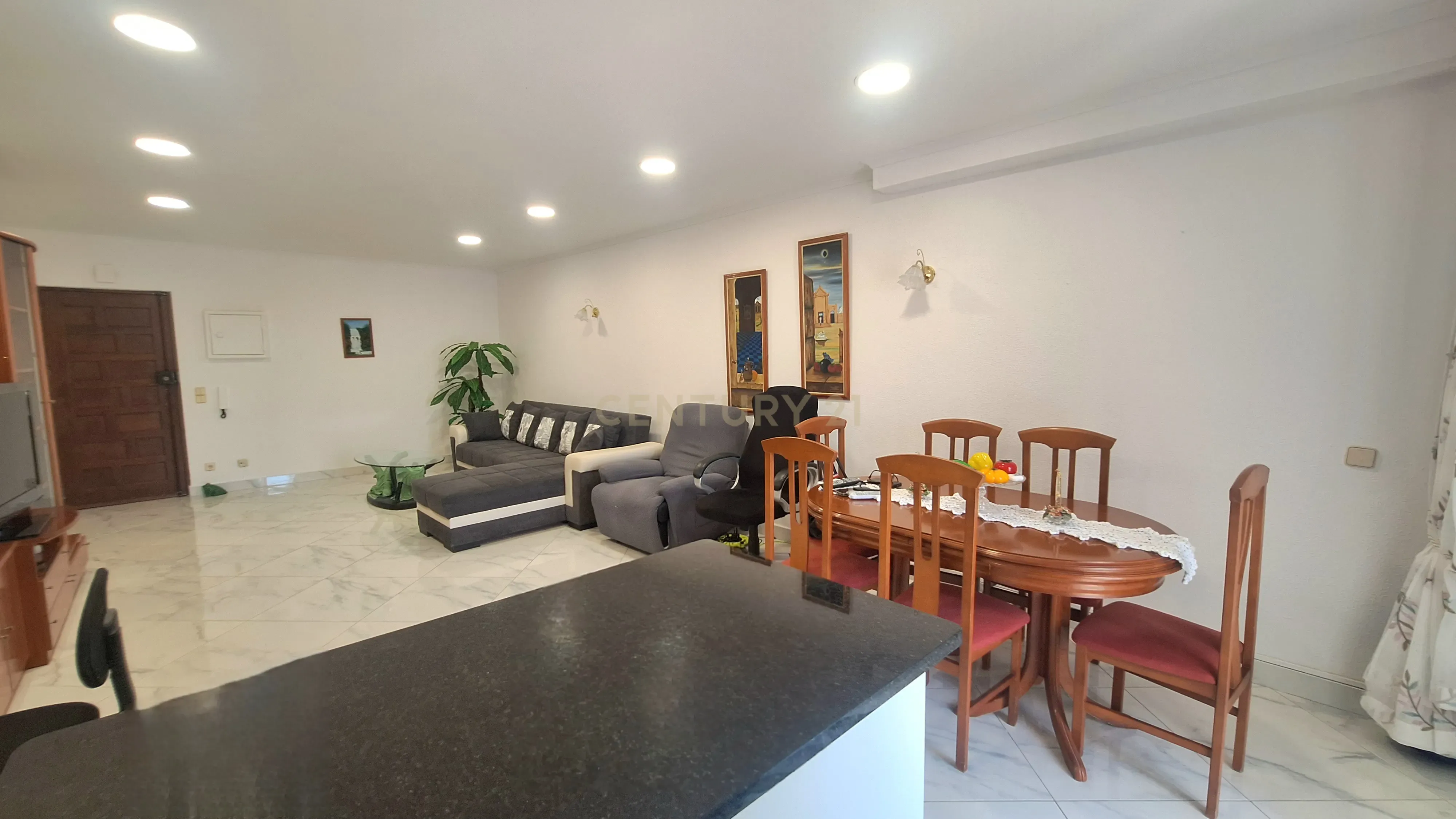 Fotografia 3 de Luminoso Apartamento T2 com Varanda a Sul e Piscina no Centro de Albufeira