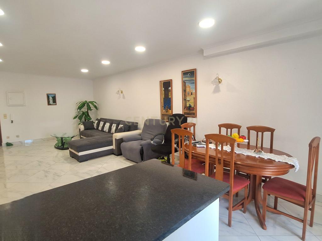 Luminoso Apartamento T2 com Varanda a Sul e Piscina no Centro de Albufeira - Image 3