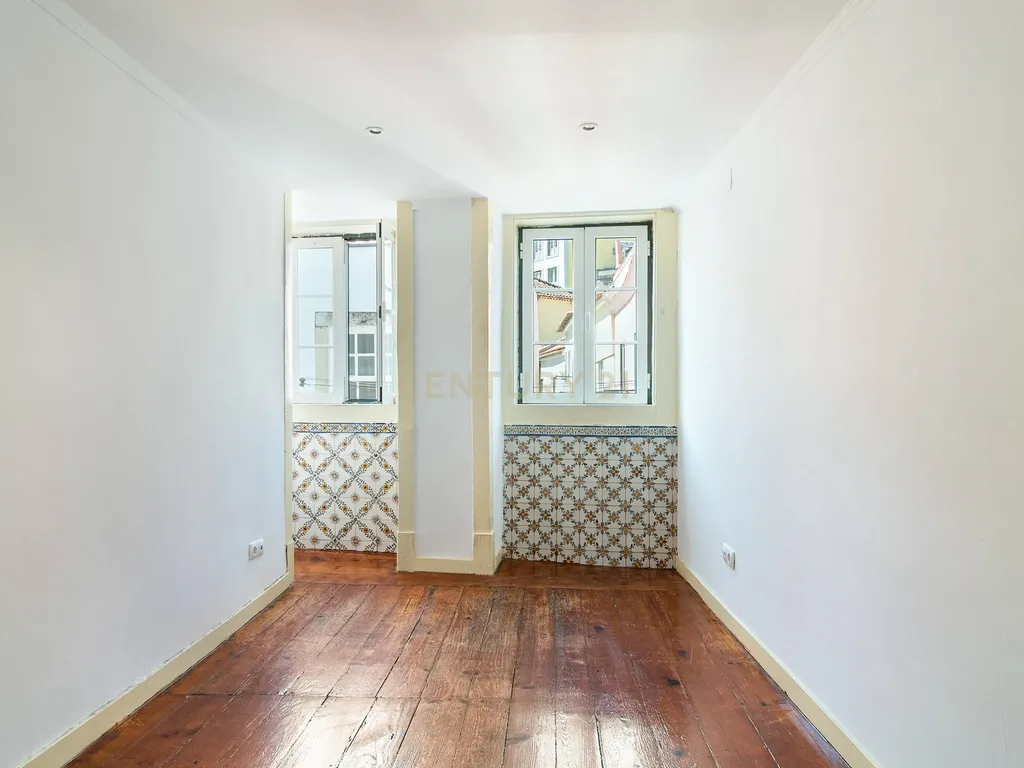 Apartamento T2 em Santa Maria Maior, Lisboa - Oportunidade Única - Image 11