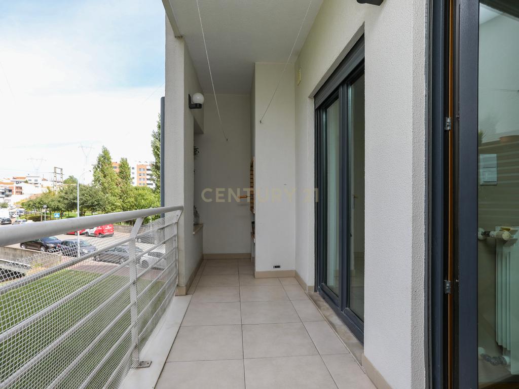 Apartamento T2 Moderno nas Colinas do Cruzeiro | 2 Lugares de Garagem e Varanda - Image 17