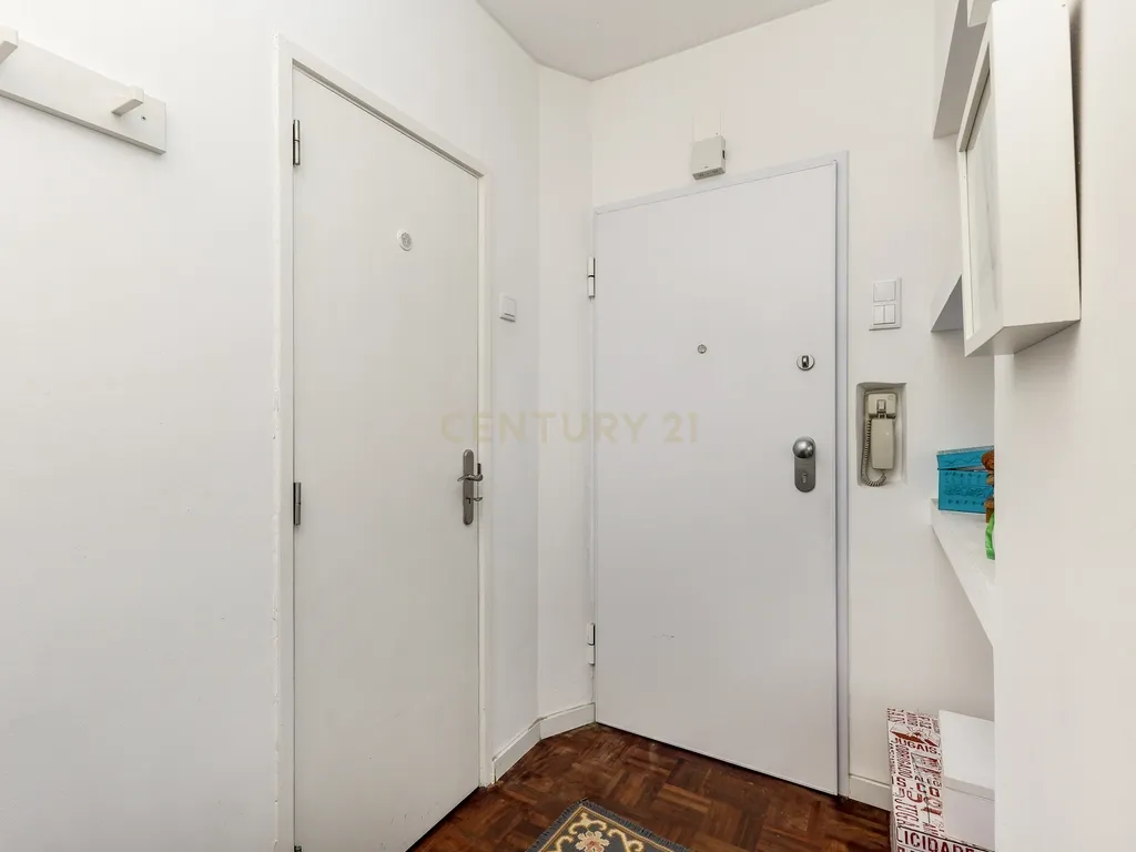 T5 Alfragide com Varanda - Image 21