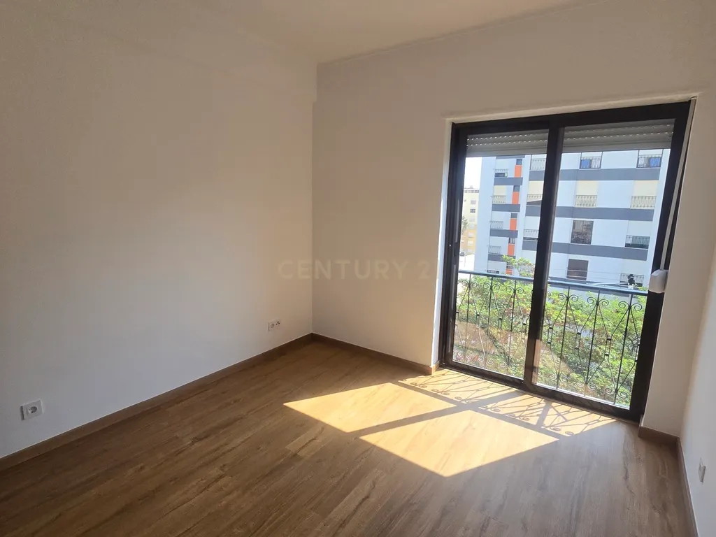 Apartamento T3 Totalmente Remodelado para Arrendamento | Bairro do Liceu | Setúbal - Image 14