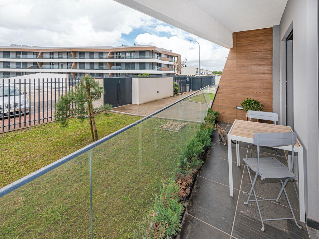 APARTAMENTO T2 NO EMPREENDIMENTO SKY CITY, COM TERRAÇO, VARANDA, PARQUEAMENTOS E ARRECADAÇÃO, EM CONDOMÍNIO COM JARDIM E PISCINA - Image 25