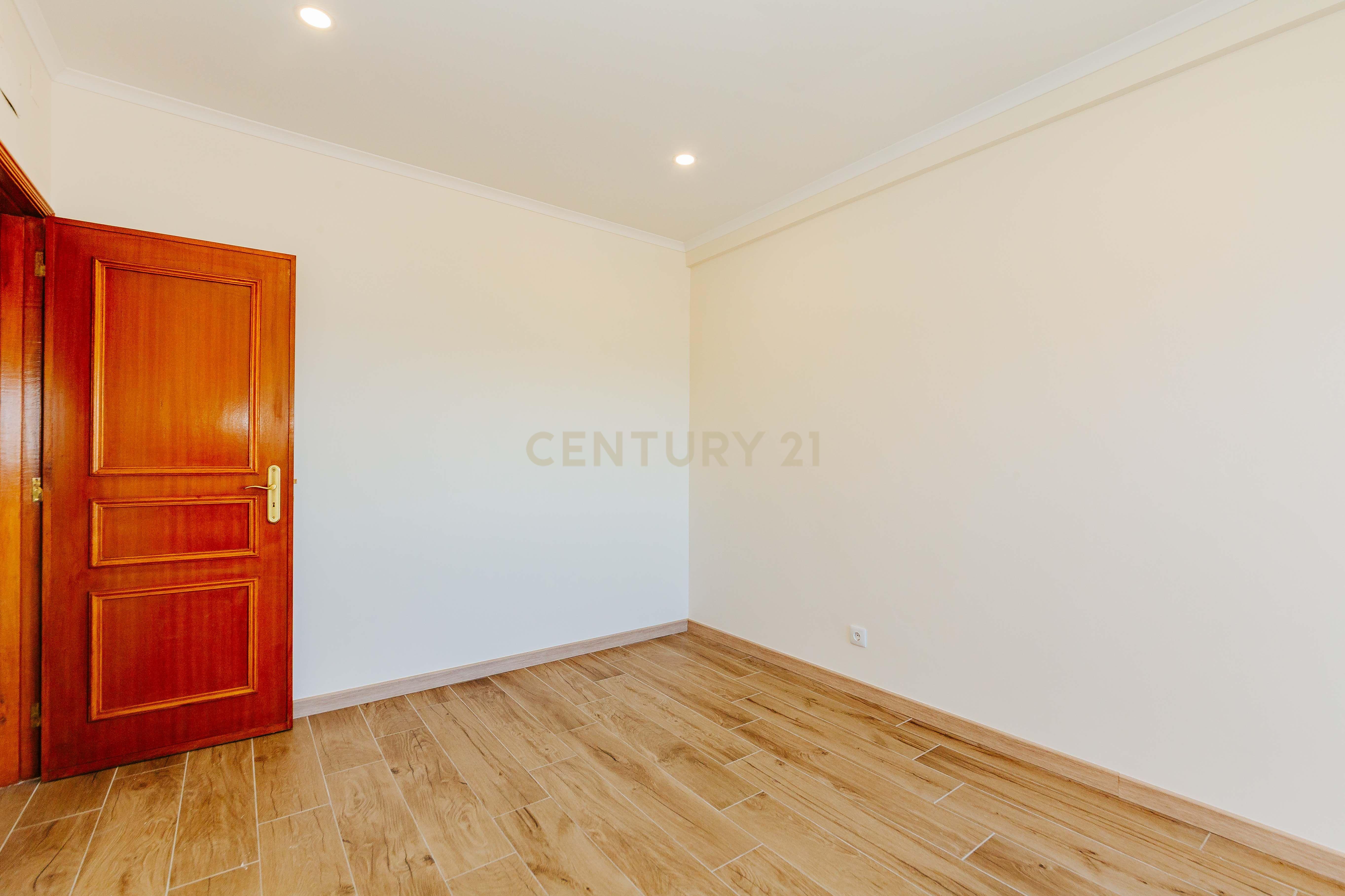 Apartamento T3 Renovado com Vista Rio em Santa Apolónia – Viva no Coração de Lisboa - Image 24
