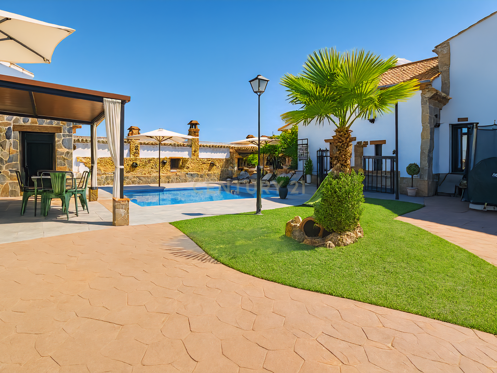 Complexo turístico em Arriate com 3 apartamentos acessíveis, jardim, piscina acessível e licença — elevada rentabilidade garantida - Image 1