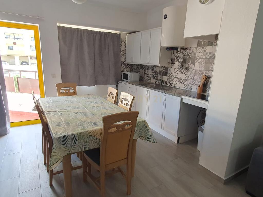 NÃO PERCA ESTA GRANDE OPORTUNIDADE! FANTÁSTICO APARTAMENTO T1 ESPAÇOSO TOTALMENTE REMODELADO EM CONDOMINIO FECHADO COM AMPLA VARANDA, PISCINA, RECEPÇÃO E SEGURANÇA 24H A PASSOS DA PRAIA! - Image 2