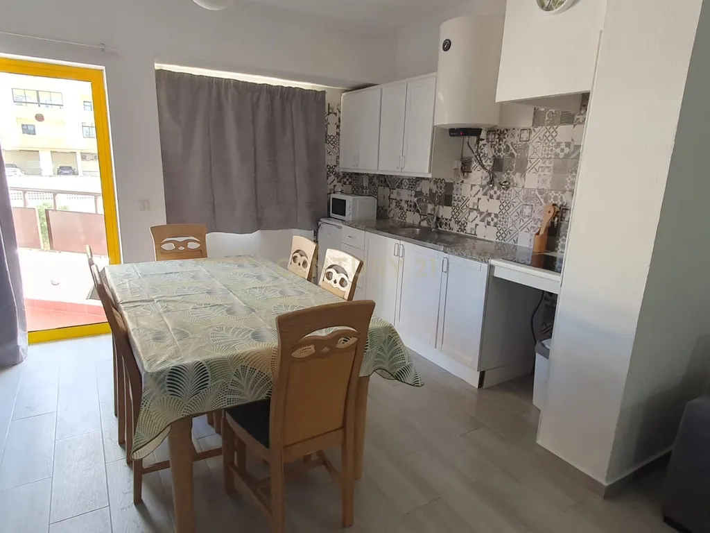 NÃO PERCA ESTA GRANDE OPORTUNIDADE! FANTÁSTICO APARTAMENTO T1 ESPAÇOSO TOTALMENTE REMODELADO EM CONDOMINIO FECHADO COM AMPLA VARANDA, PISCINA, RECEPÇÃO E SEGURANÇA 24H A PASSOS DA PRAIA! - Image 2