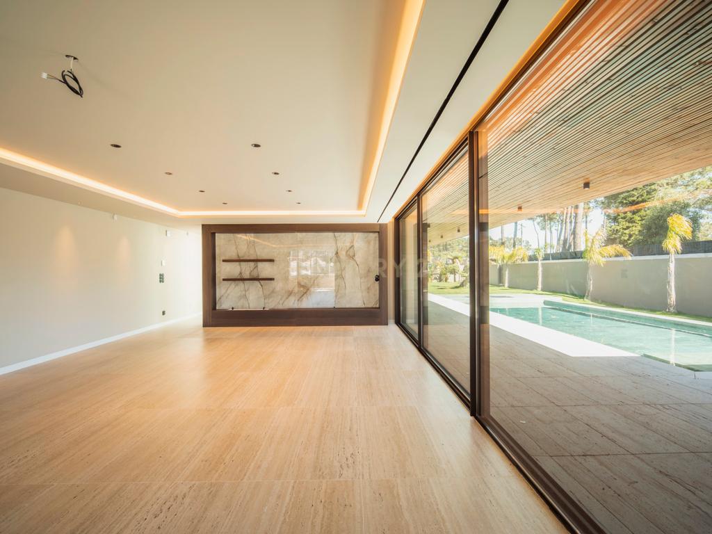 Moradia T4 na Verdizela — Design, Luz e Piscina num Terreno de 1.032 m² - Image 9