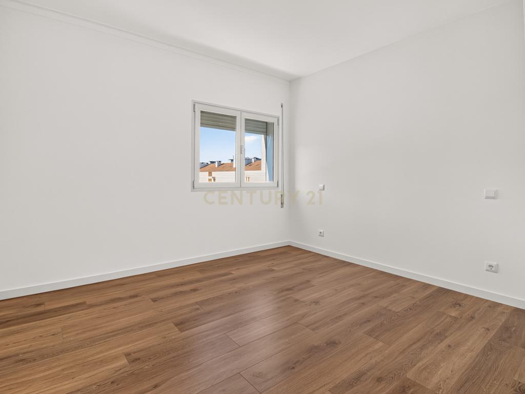 T3 REMODELADO EM SÃO VICENTE | 142 M² | ELEVADOR | GARAGEM | VARANDA COM VISTA SOBRE BRAGA - Image 21
