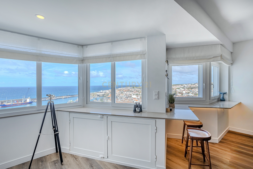 Penthouse T3 de Luxo no 20.º e Último Piso | Vista Mar Única sobre Ponta Delgada - Image 1