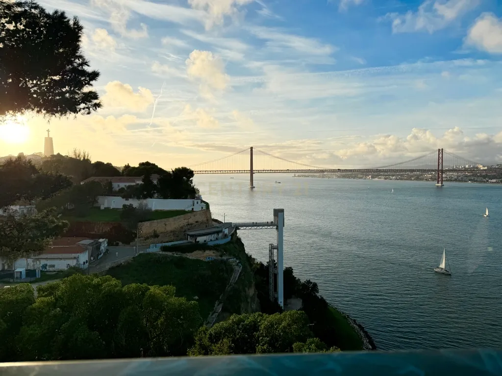Apartamento 2 Assoalhadas com logradouro, zona histórica de Almada - Image 17