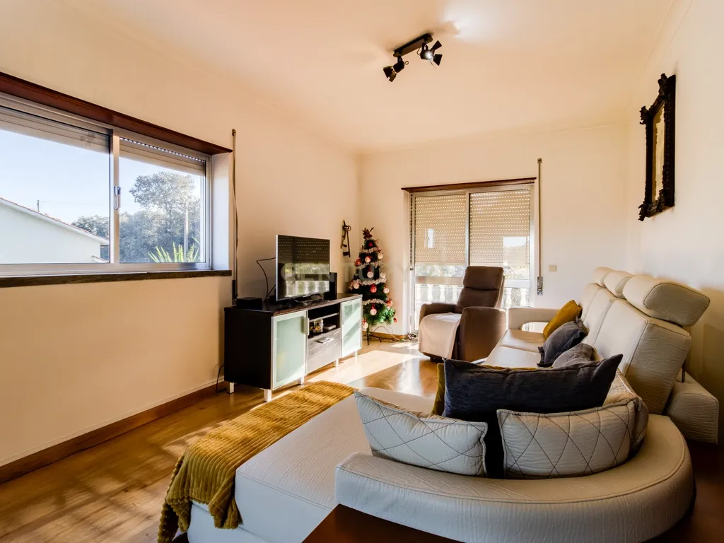 Moradia multifamiliar com rendimento imediato | 2.000 m² de terreno | A apenas 4,5 km de Fátima - Image 25
