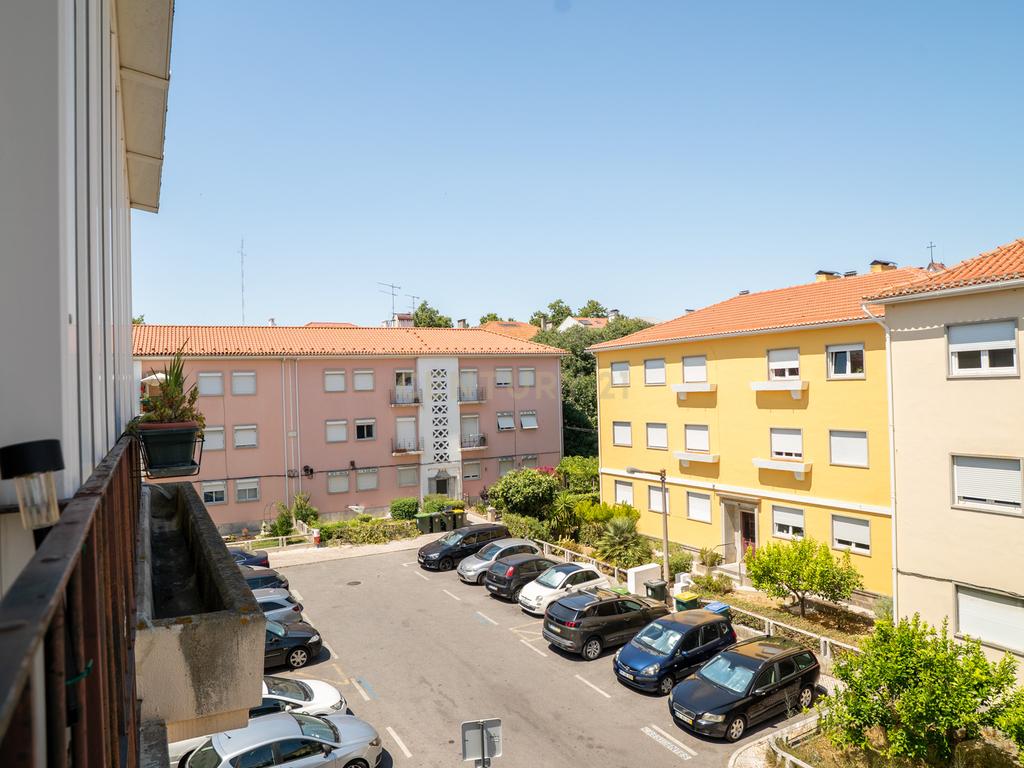 T2 com aproveitamento do sótão e logradouro em Alvalade | Excelente localização | 1.400 €/mês - Image 25