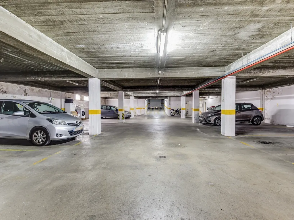 Apartamento T3 com lugar de garagem e arrecadação, situado em Benfica. - Image 21