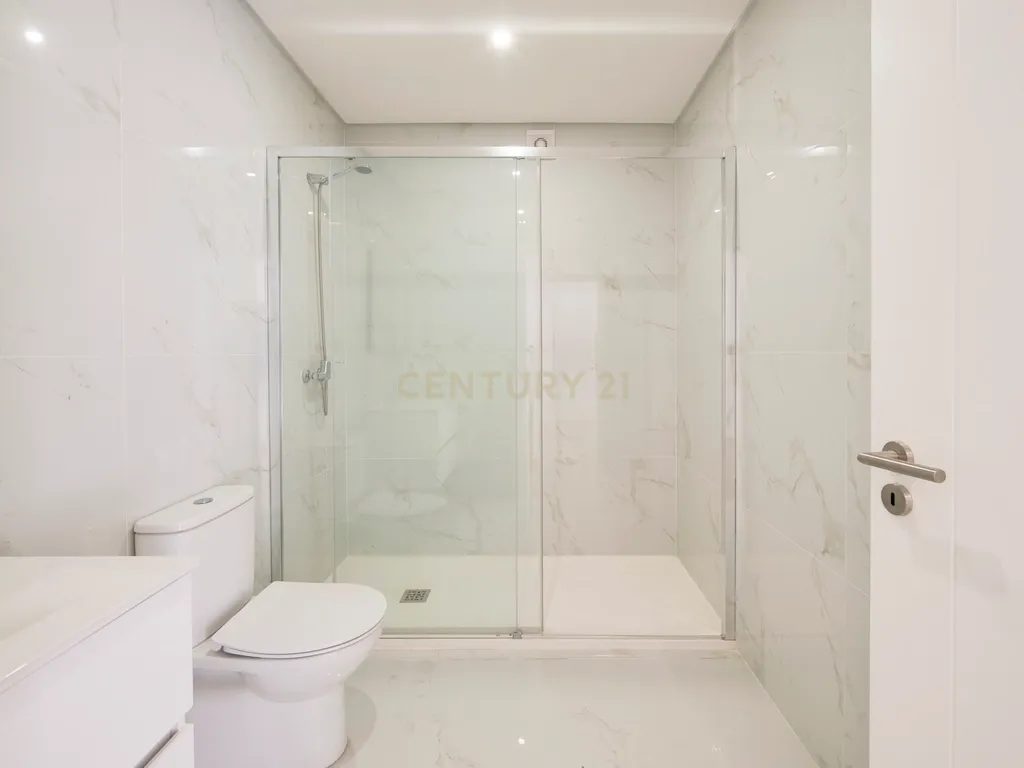 T0 totalmente reabilitado com 66 m² e potencial para T2 | Barreiro - Image 8